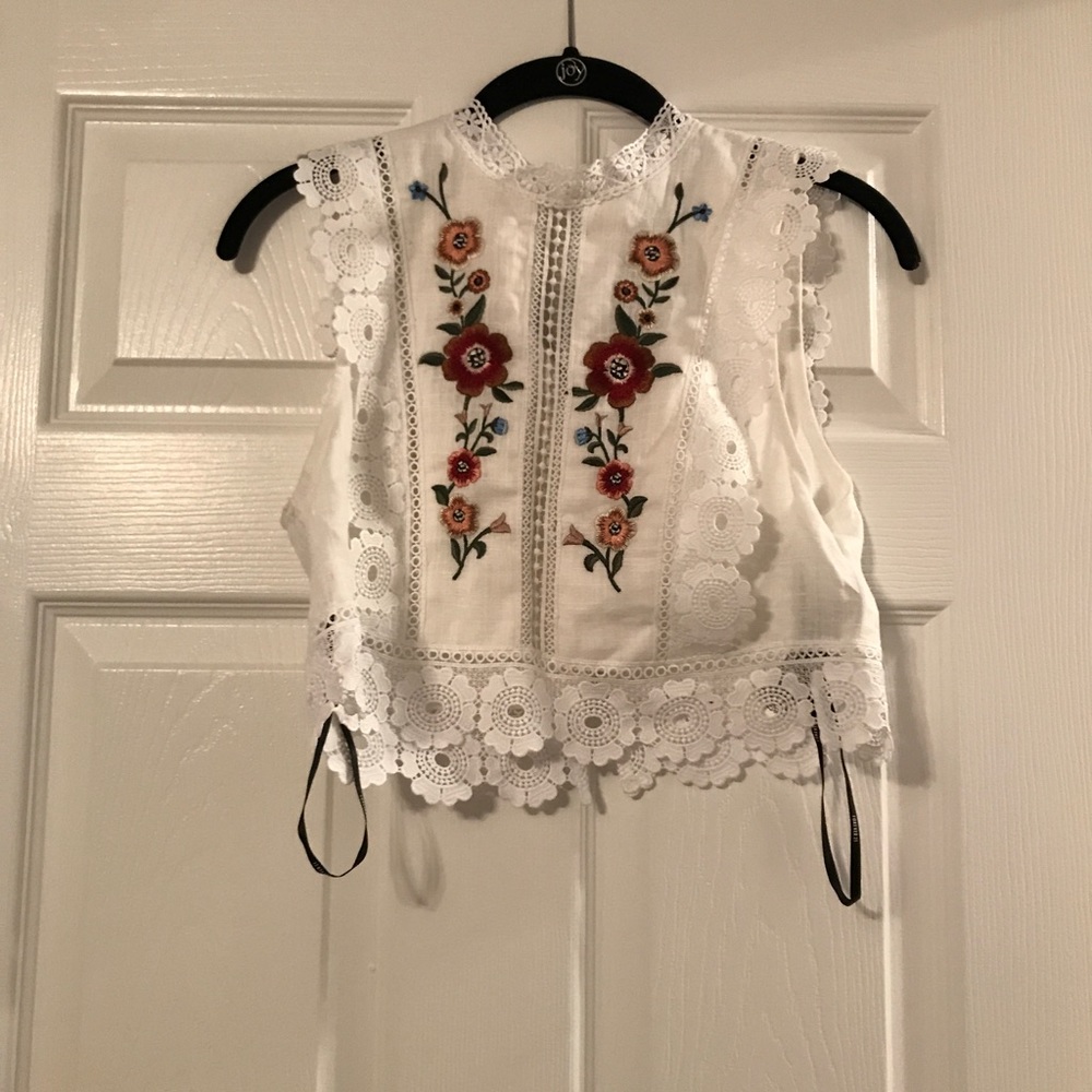 Lace embroidered cropped shirt
